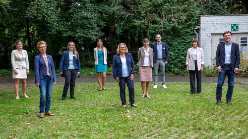 Gruppenfoto mit Bundesministerin Svenja Schulze, mit Vorständin Martina Schaub von OroVerde, Mitarbeitenden von GNF und OroVerde